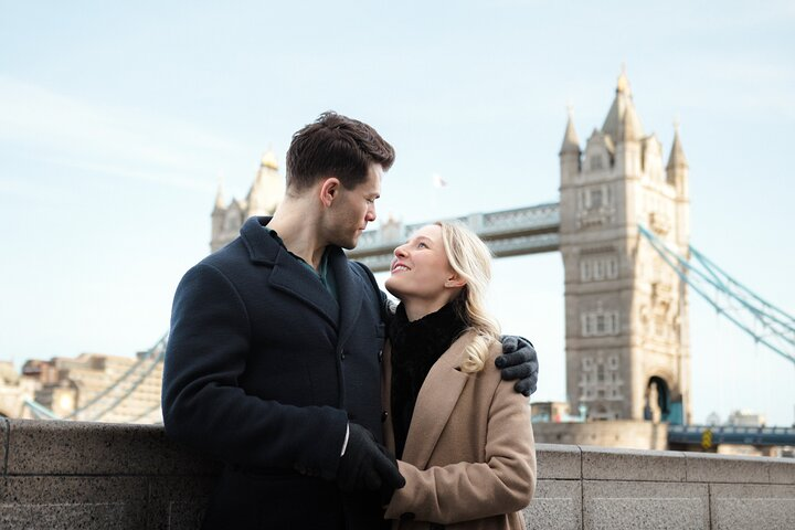 Private Professional Photoshoot Outside Tower Bridge in London - Photo 1 of 8